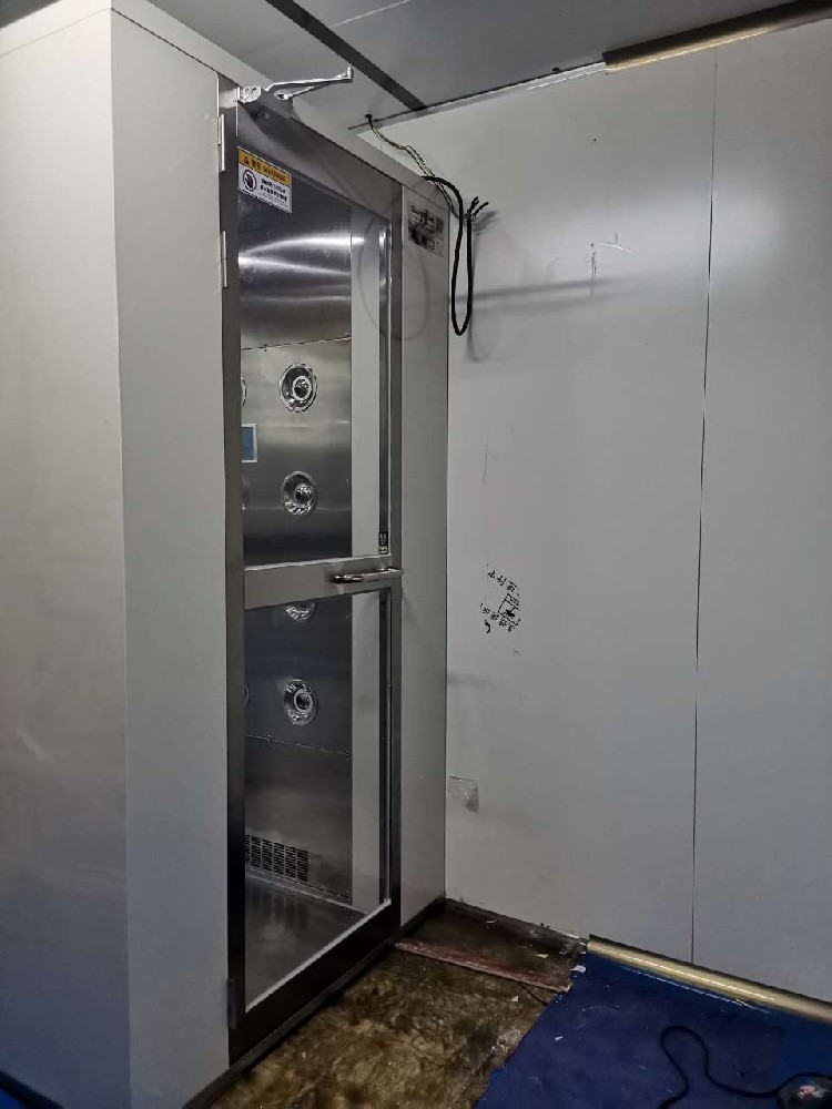 上海風淋室廠家供應商教您輕松解決風淋室通電不吹風